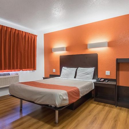Motel 6 Bakersfield Bagian luar foto