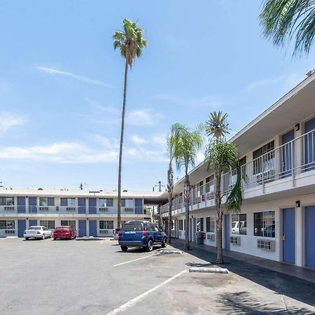 Motel 6 Bakersfield Bagian luar foto