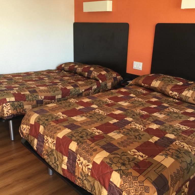Motel 6 Bakersfield Bagian luar foto