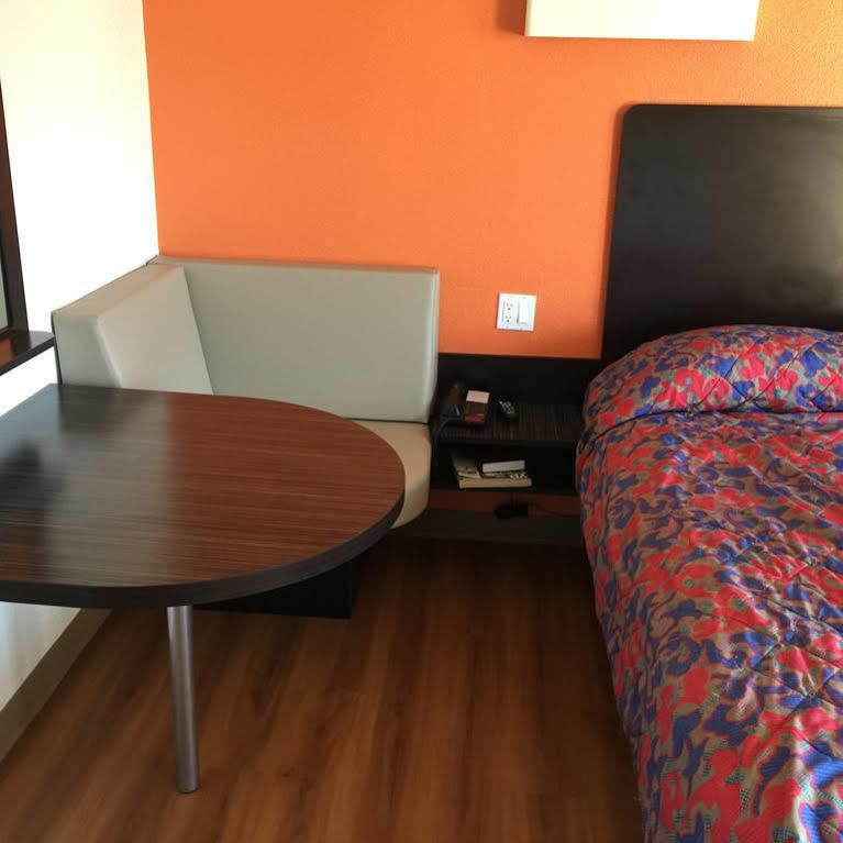 Motel 6 Bakersfield Bagian luar foto