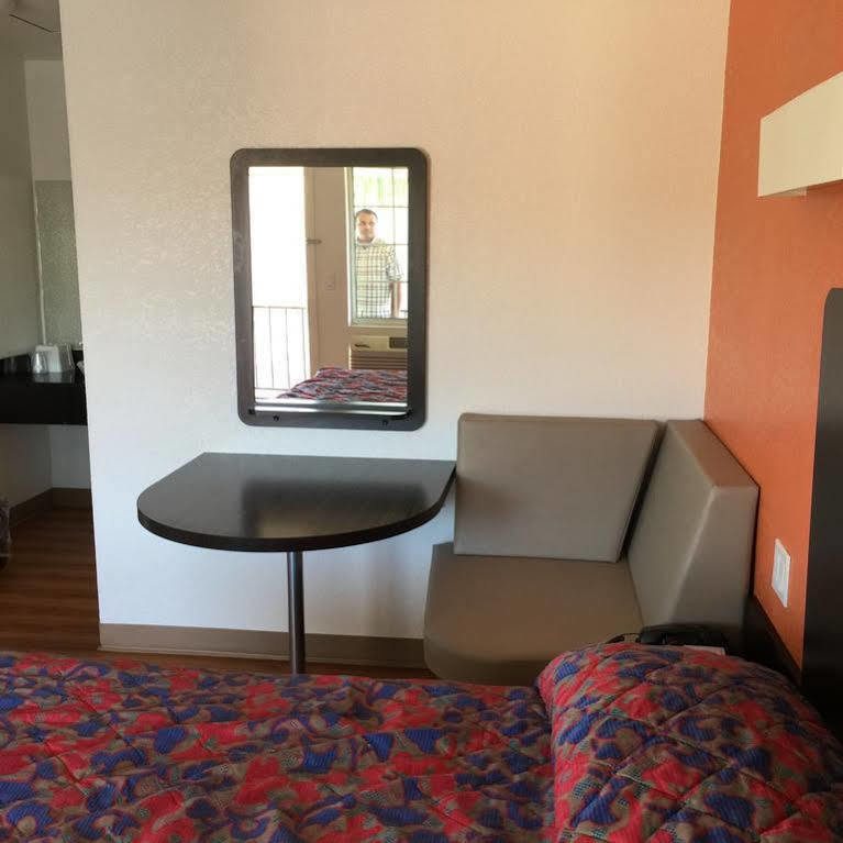 Motel 6 Bakersfield Bagian luar foto