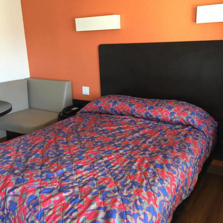 Motel 6 Bakersfield Bagian luar foto