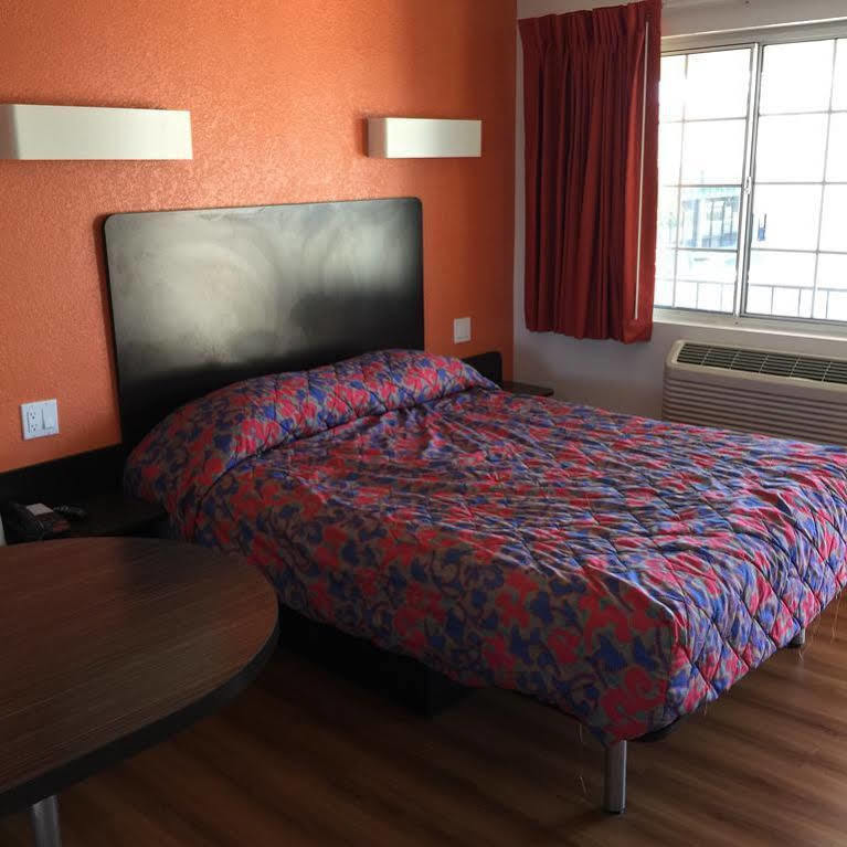 Motel 6 Bakersfield Bagian luar foto