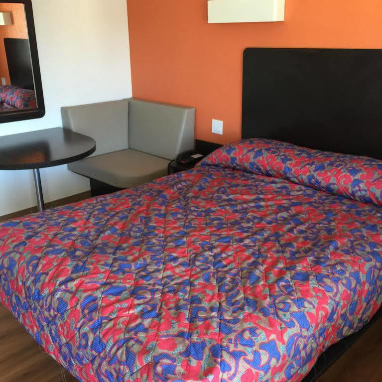 Motel 6 Bakersfield Bagian luar foto