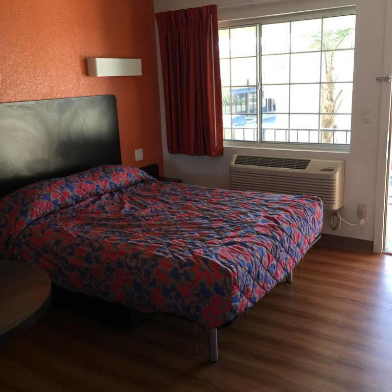 Motel 6 Bakersfield Bagian luar foto