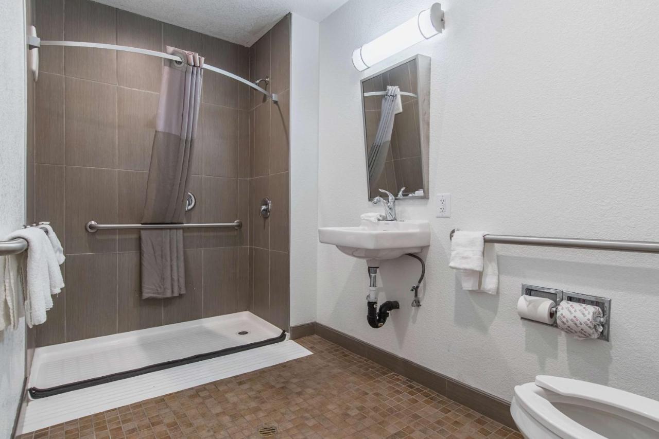 Motel 6 Bakersfield Bagian luar foto