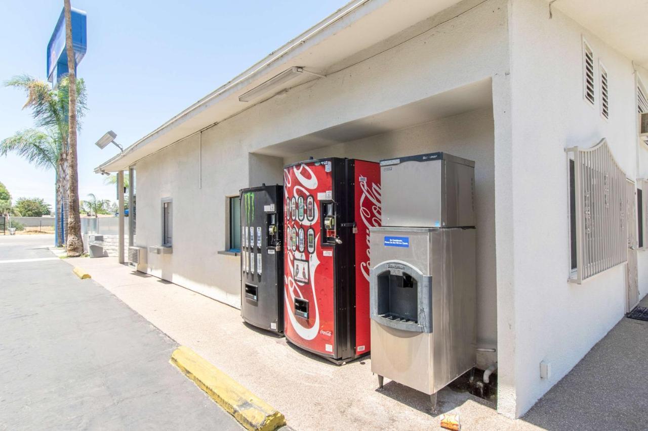 Motel 6 Bakersfield Bagian luar foto