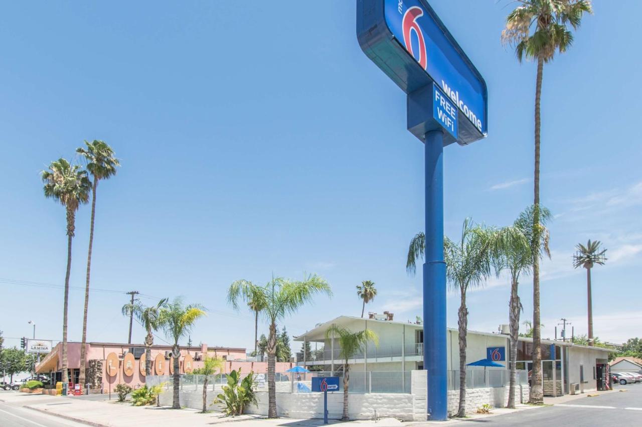 Motel 6 Bakersfield Bagian luar foto