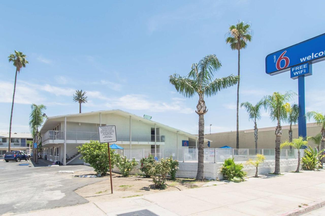 Motel 6 Bakersfield Bagian luar foto