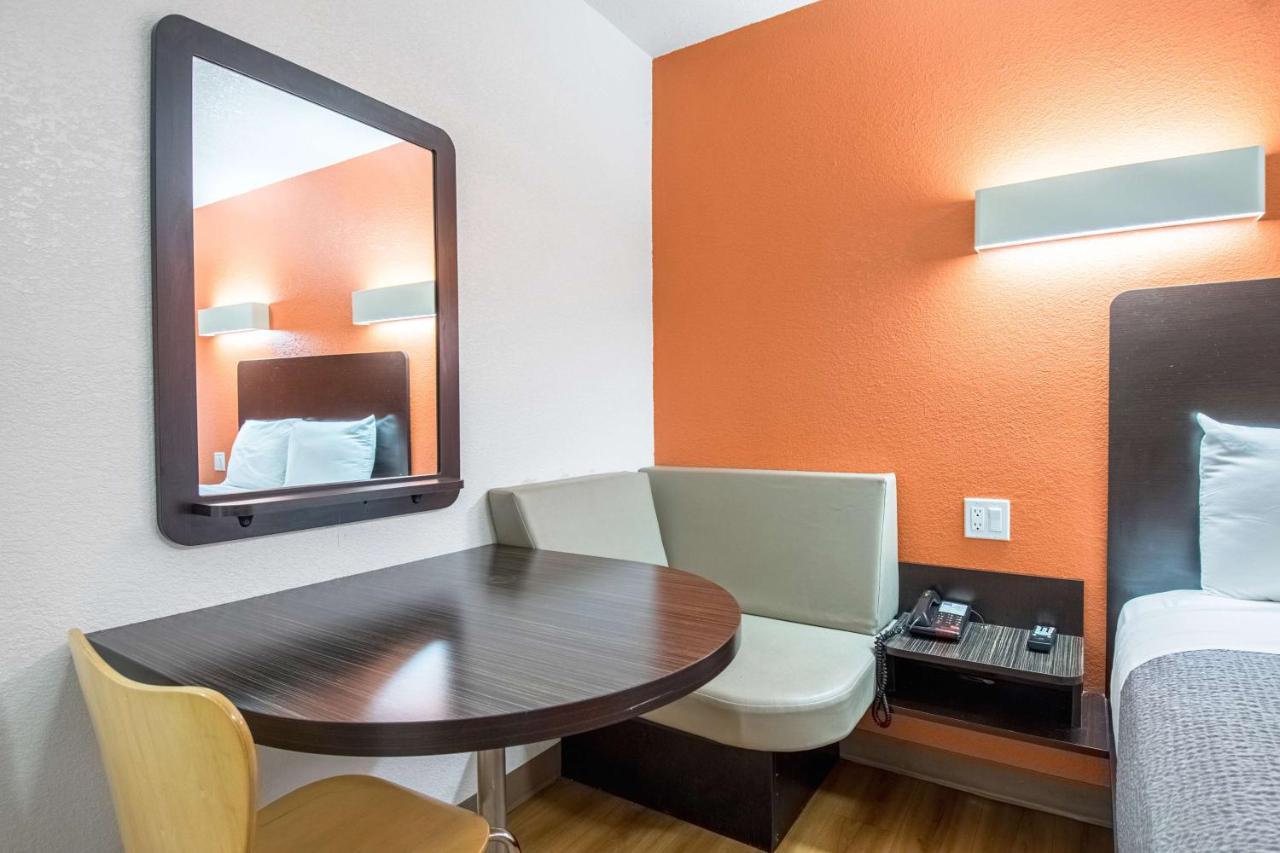 Motel 6 Bakersfield Bagian luar foto
