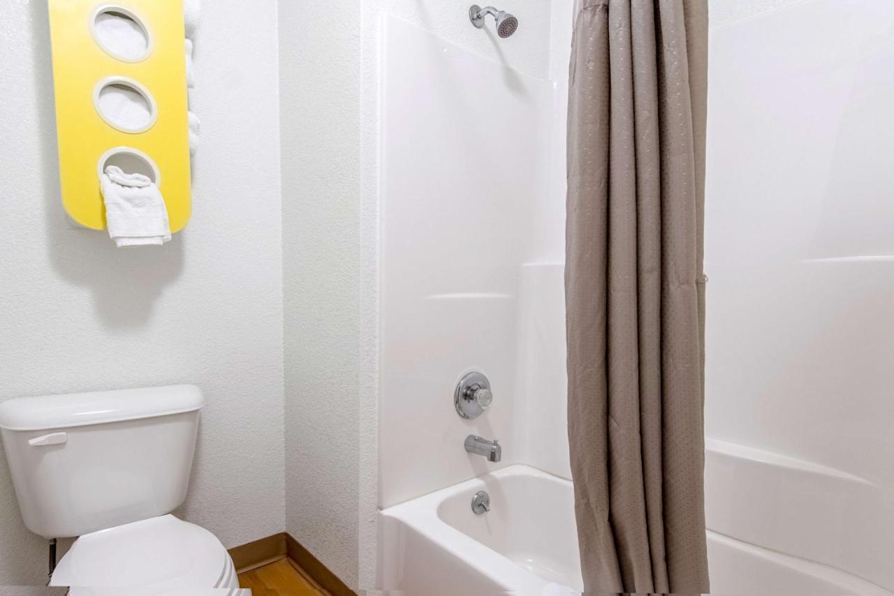 Motel 6 Bakersfield Bagian luar foto