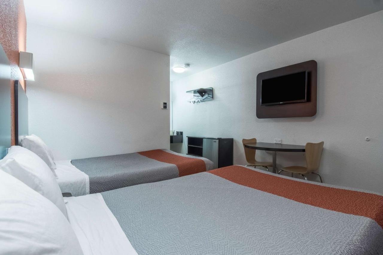 Motel 6 Bakersfield Bagian luar foto