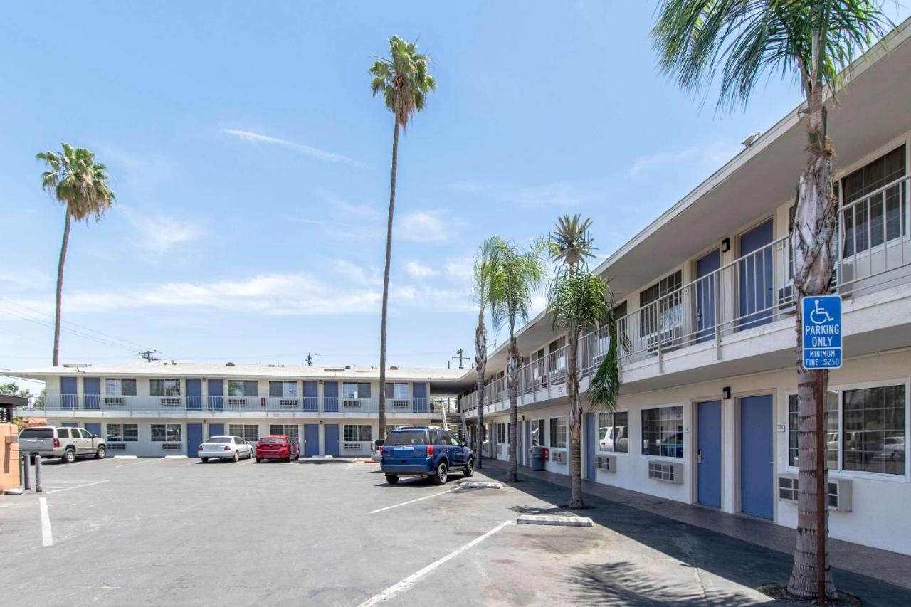 Motel 6 Bakersfield Bagian luar foto