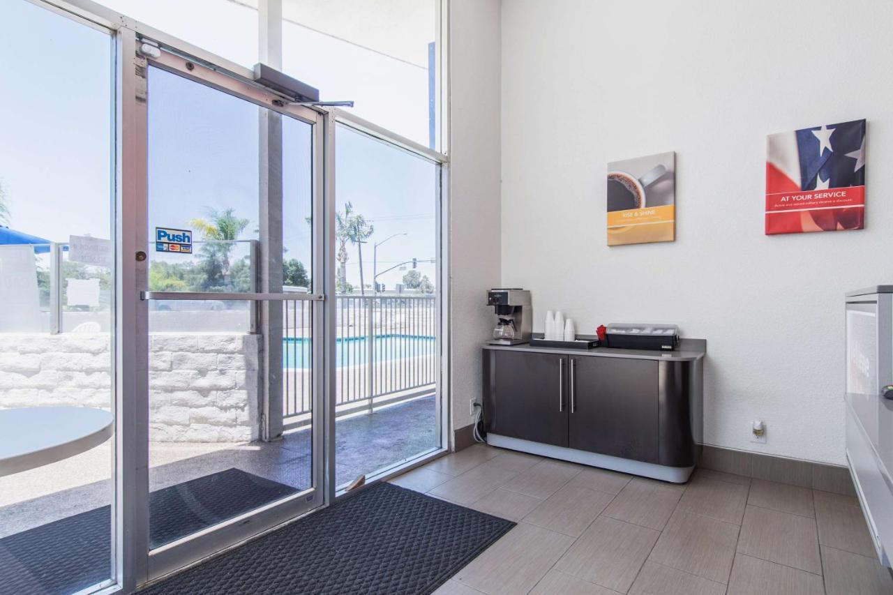 Motel 6 Bakersfield Bagian luar foto