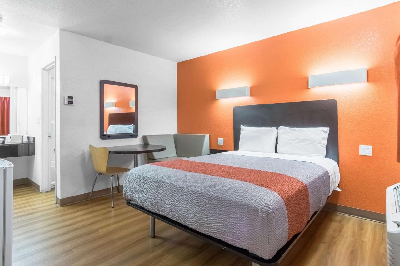Motel 6 Bakersfield Bagian luar foto