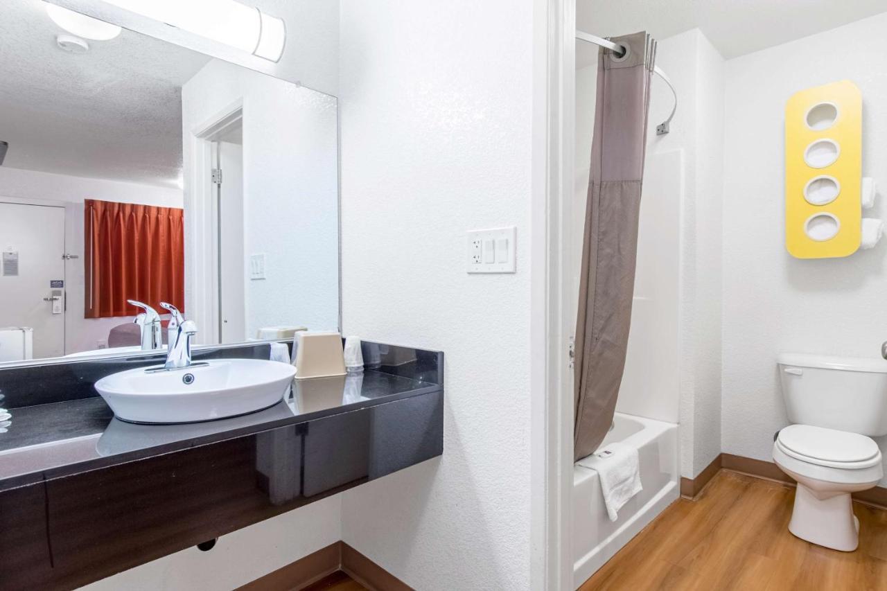 Motel 6 Bakersfield Bagian luar foto