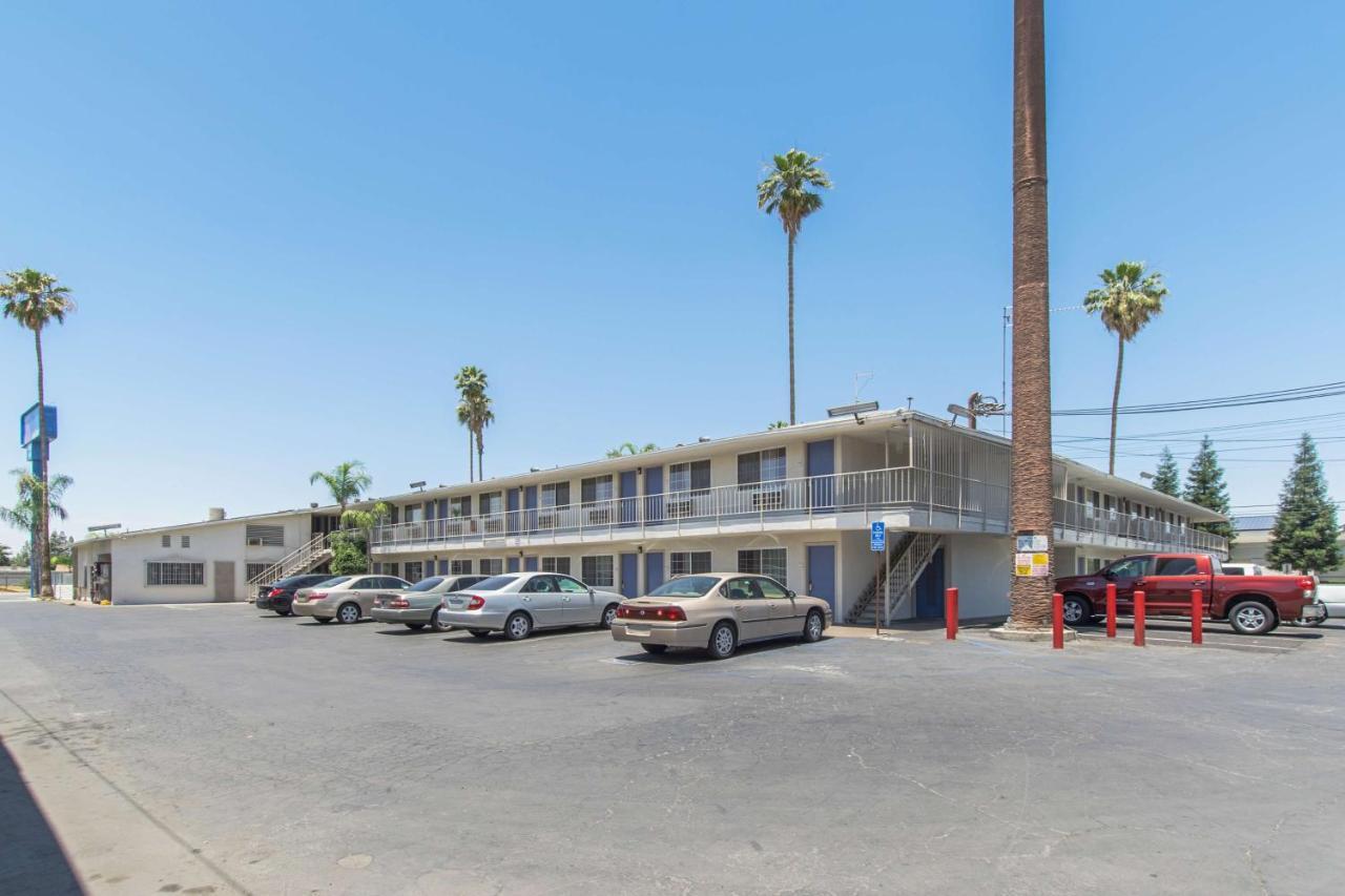 Motel 6 Bakersfield Bagian luar foto