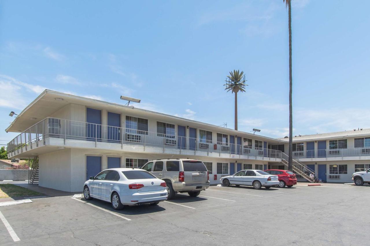 Motel 6 Bakersfield Bagian luar foto