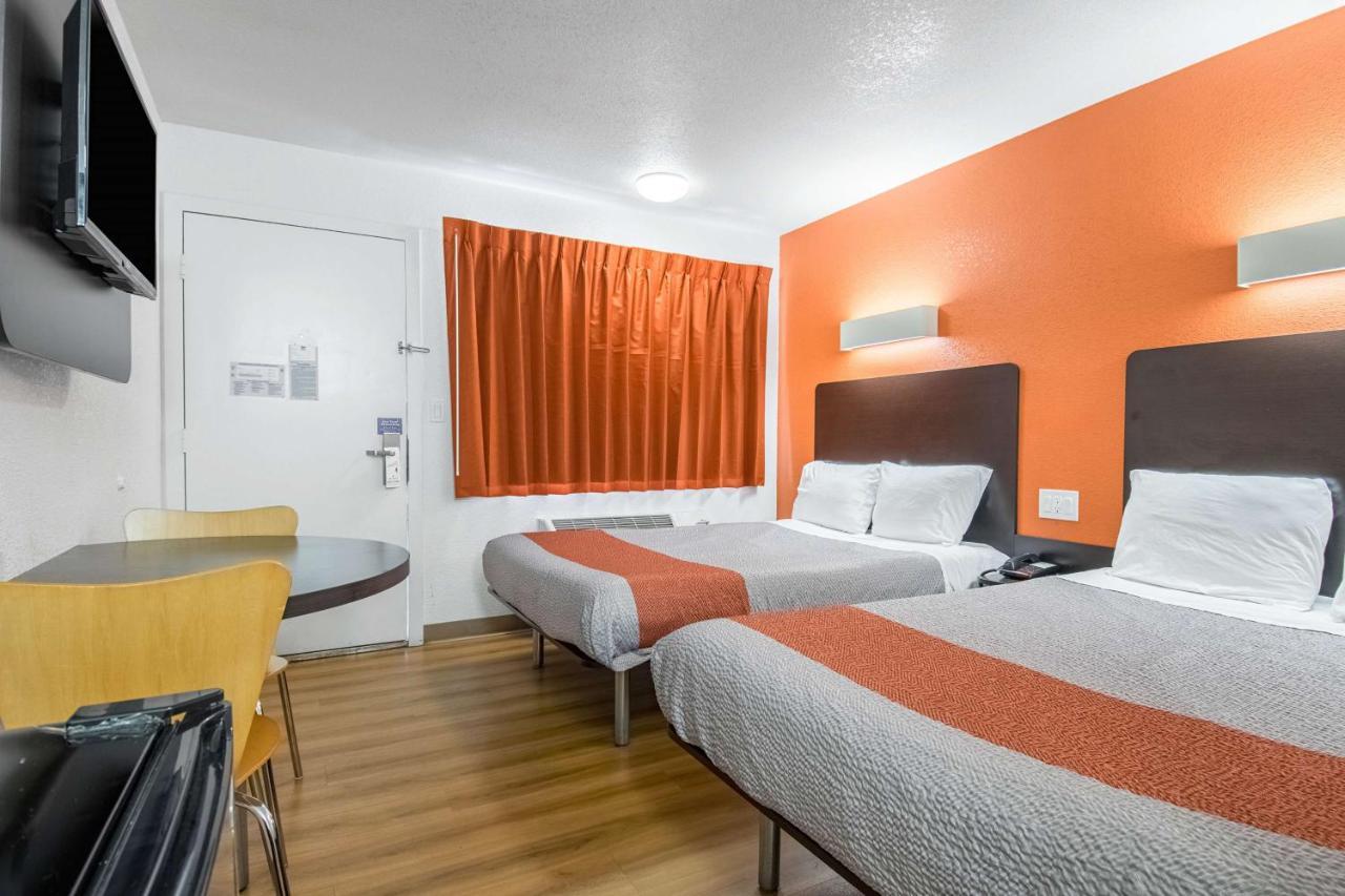 Motel 6 Bakersfield Bagian luar foto