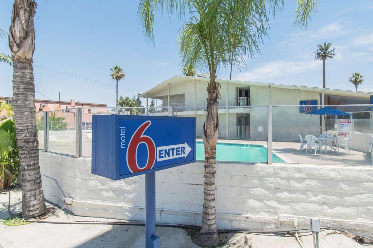 Motel 6 Bakersfield Bagian luar foto