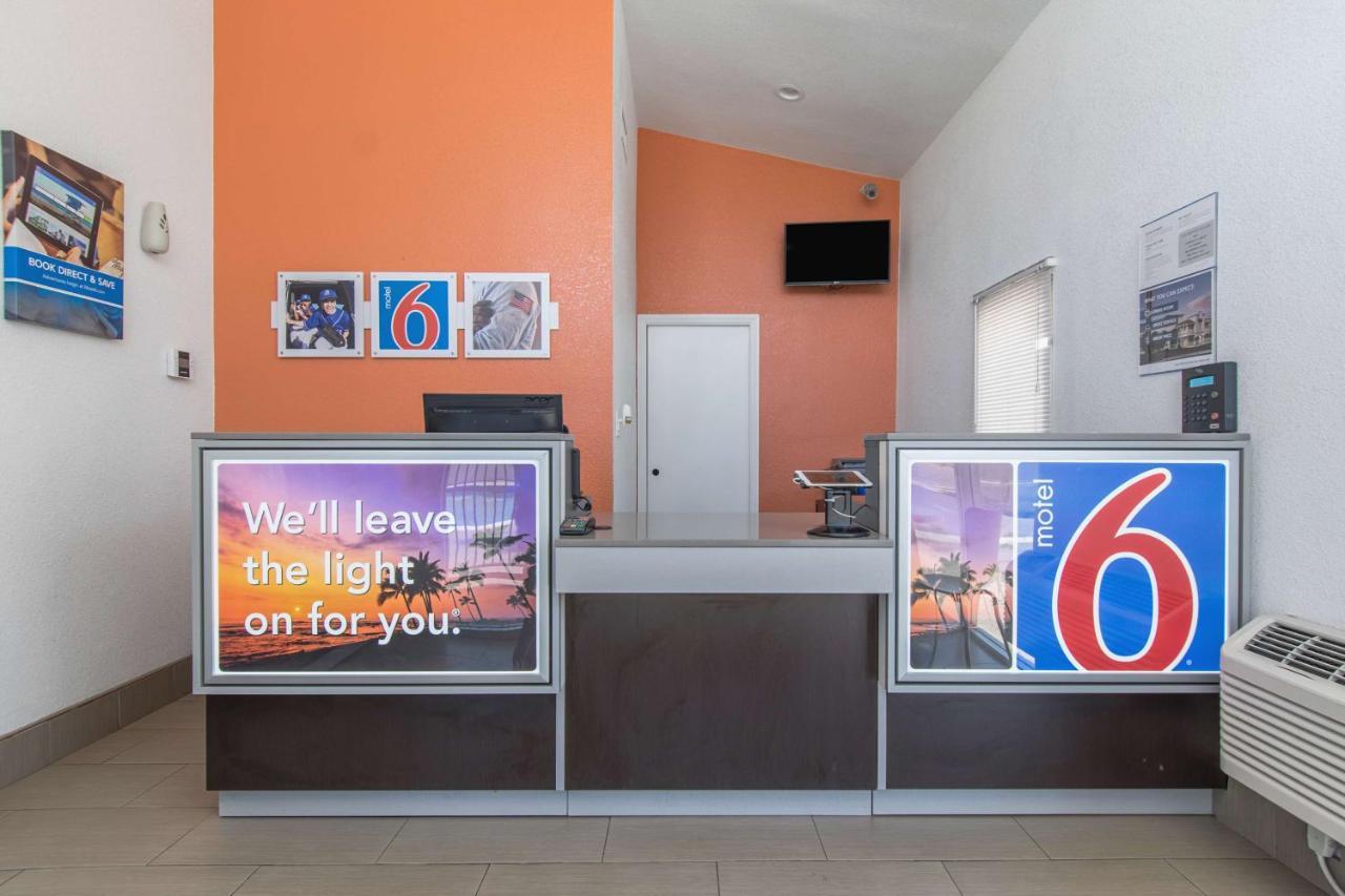 Motel 6 Bakersfield Bagian luar foto