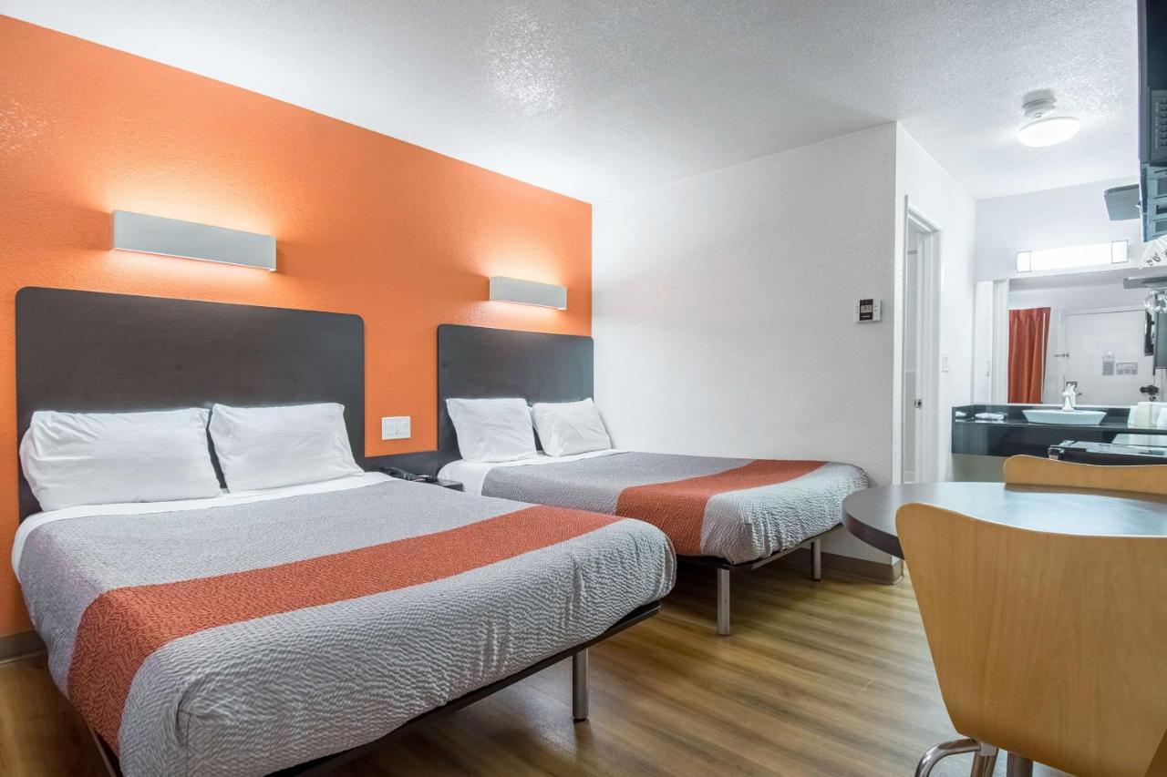 Motel 6 Bakersfield Bagian luar foto