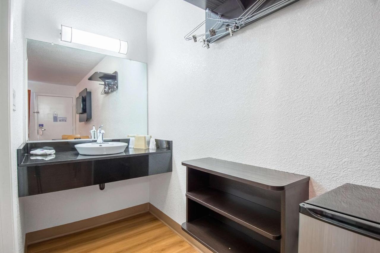 Motel 6 Bakersfield Bagian luar foto
