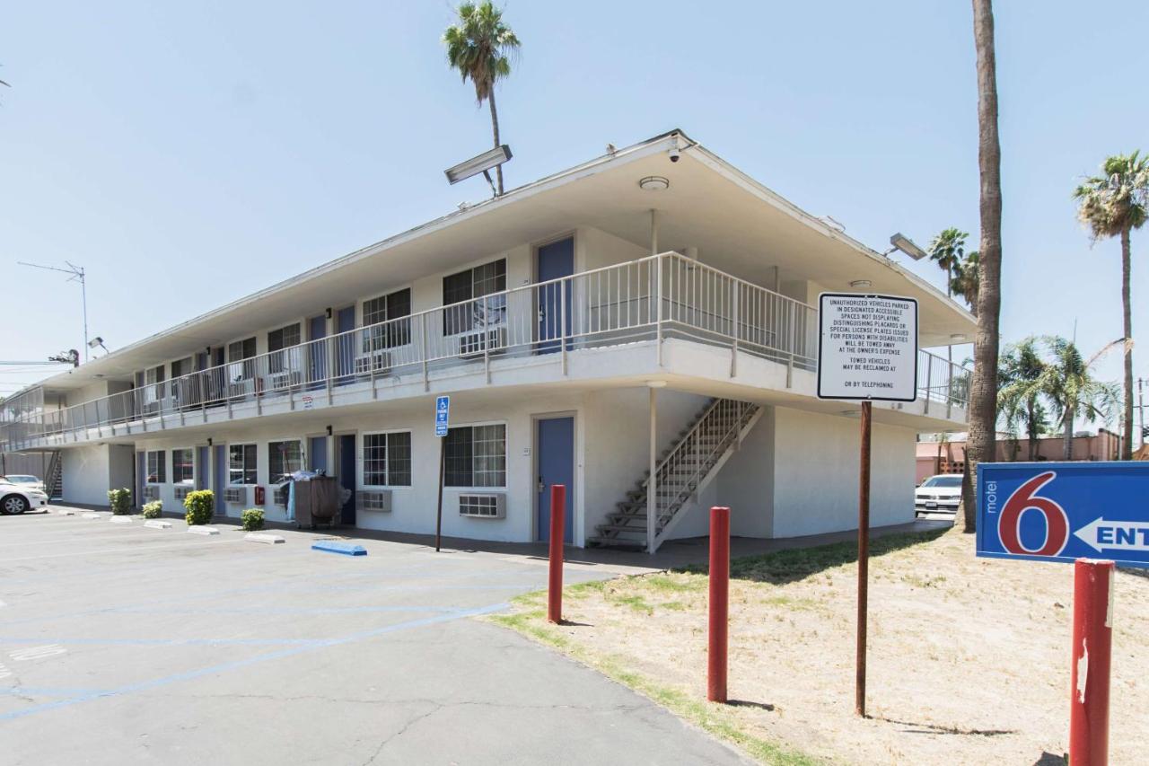 Motel 6 Bakersfield Bagian luar foto