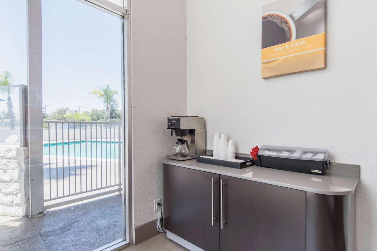 Motel 6 Bakersfield Bagian luar foto